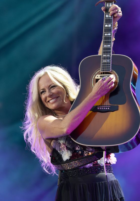 Deana Carter Performs with Grit at CMA Fest 2025