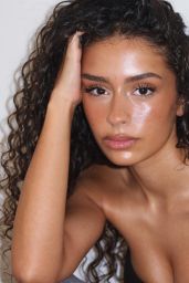 Débora Gomes Unveils Summer Glamour in Mykonos