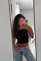 Débora Gomes Unveils Summer Glamour in Mykonos