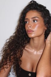 Débora Gomes Unveils Summer Glamour in Mykonos