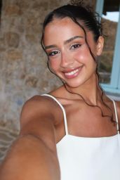Débora Gomes Unveils Summer Glamour in Mykonos
