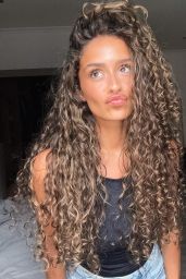 Débora Gomes Unveils Summer Glamour in Mykonos