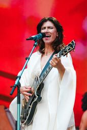 Elisa Electrifies San Siro Stadium in Pure White