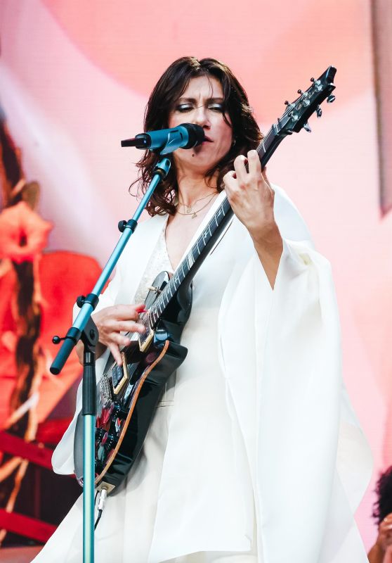 Elisa Electrifies San Siro Stadium in Pure White