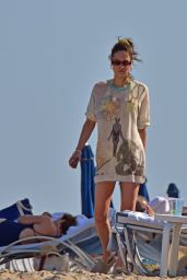 Elsie Hewitt Soaks Up Sun in Palm Beach