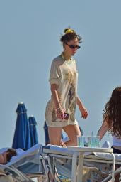 Elsie Hewitt Soaks Up Sun in Palm Beach
