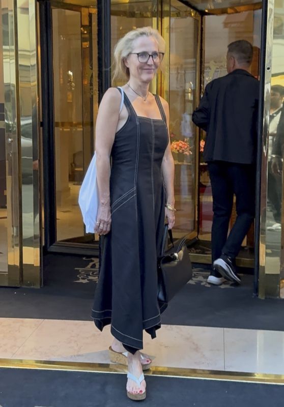 Gillian Anderson Charms in Parisian Chic Gillian Anderson Charms in Parisian Chic