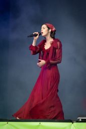 Gracie Abrams Channels Ethereal Romance at Glastonbury 2025