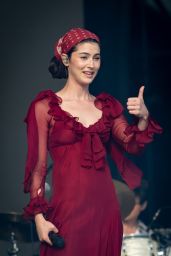 Gracie Abrams Channels Ethereal Romance at Glastonbury 2025