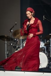 Gracie Abrams Channels Ethereal Romance at Glastonbury 2025