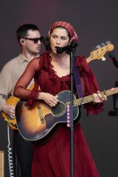 Gracie Abrams Channels Ethereal Romance at Glastonbury 2025