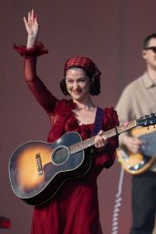 Gracie Abrams Channels Ethereal Romance at Glastonbury 2025