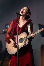 Gracie Abrams Channels Ethereal Romance at Glastonbury 2025