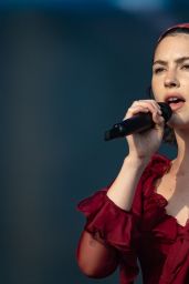 Gracie Abrams Channels Ethereal Romance at Glastonbury 2025