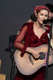 Gracie Abrams Channels Ethereal Romance at Glastonbury 2025