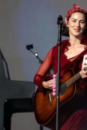 Gracie Abrams Channels Ethereal Romance at Glastonbury 2025