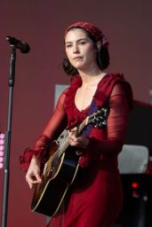 Gracie Abrams Channels Ethereal Romance at Glastonbury 2025