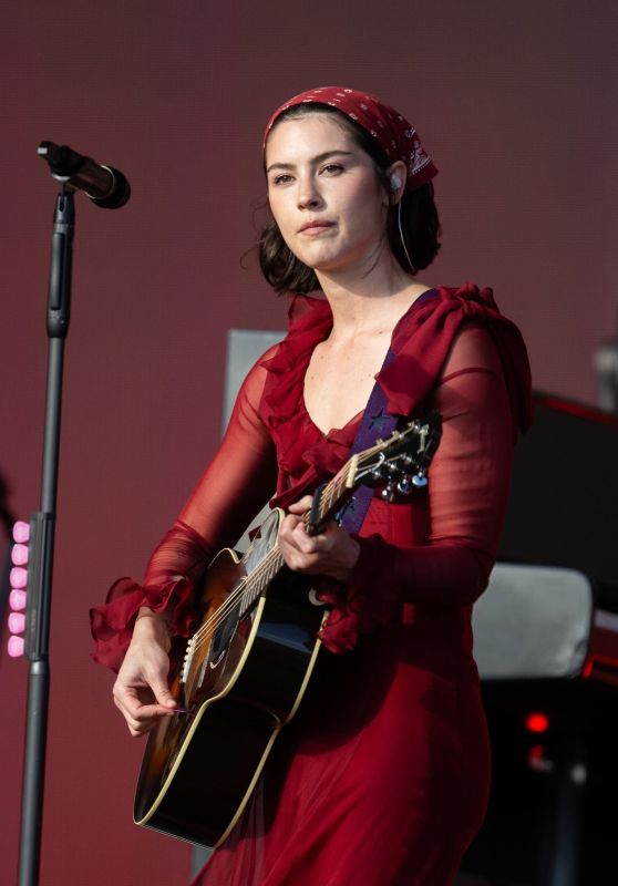 Gracie Abrams Channels Ethereal Romance at Glastonbury 2025