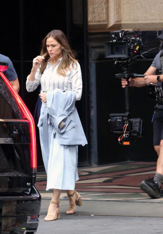 Jennifer Garner Unveils Breezy Summer Style in LA