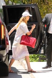 Jennifer Lawrence - Casual Chic After NYC Beauty Haul