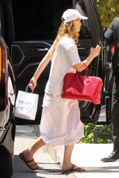 Jennifer Lawrence - Casual Chic After NYC Beauty Haul