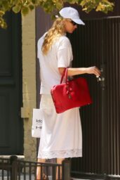Jennifer Lawrence - Casual Chic After NYC Beauty Haul