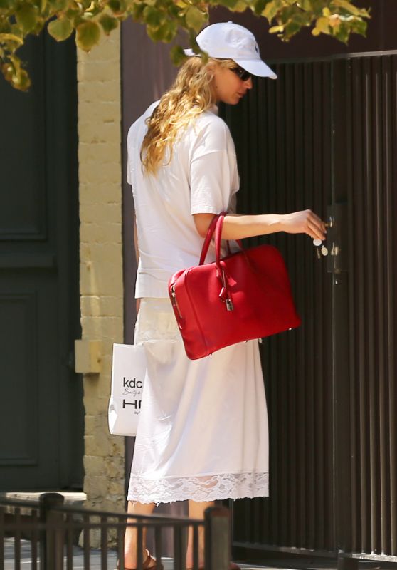 Jennifer Lawrence - Casual Chic After NYC Beauty Haul