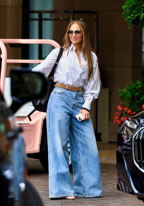 Jennifer Lopez Maybourne Hotel Arrival Beverly Hills