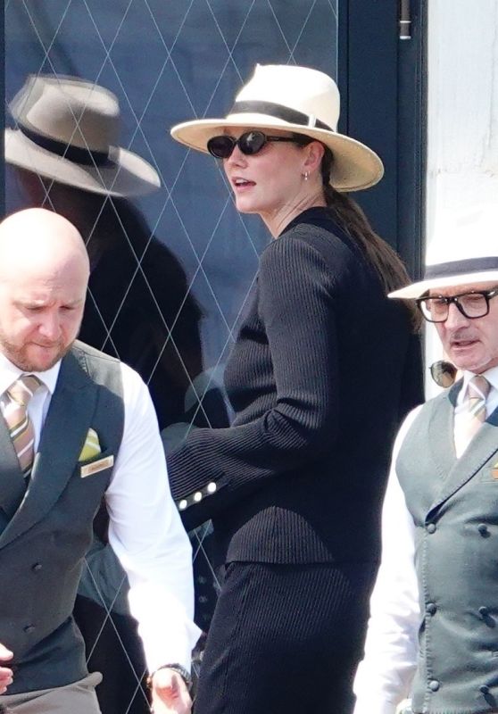 Karlie Kloss - Arrives in Venice for Bezos Wedding