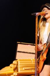 Kelsea Ballerini Commands Media Row at ACM Awards 2025