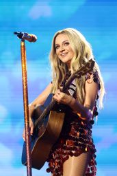 Kelsea Ballerini Electrifies Crypto.com Arena in Los Angeles