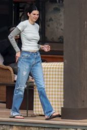 Kendall Jenner keeps cool in casual Malibu hang