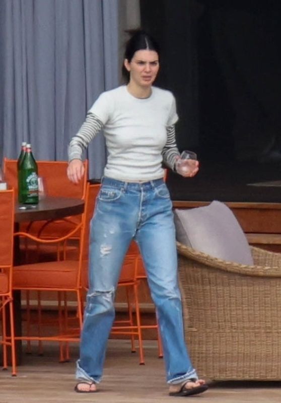 Kendall Jenner keeps cool in casual Malibu hang