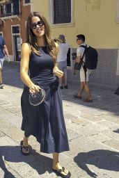 Khloé Kardashian Commands Quiet Chic in Venice