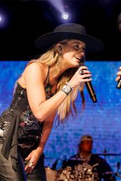 Lainey Wilson Rocks Edgy Look at Jelly Roll & Friends Concert