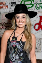 Lainey Wilson Rocks Edgy Look at Jelly Roll & Friends Concert