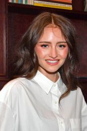 Leni Klum Unveils Casual Chic at Tommy Hilfiger Event