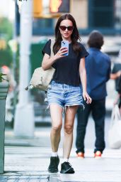 Natalie Portman Embraces Casual Chic in SoHo, NYC