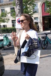 Natalie Portman’s Casual Chic on the Champs-Élysées