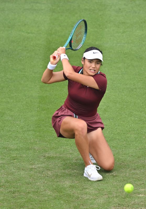 Raducanu Rallies Past Li in Thrilling Eastbourne Opener