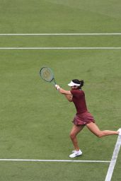 Raducanu Rallies Past Li in Thrilling Eastbourne Opener