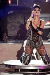 Rihanna Debuts Fierce Pixie at MTV VMAs 2008