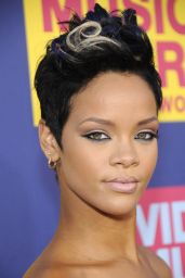 Rihanna Debuts Fierce Pixie at MTV VMAs 2008