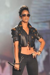 Rihanna Debuts Fierce Pixie at MTV VMAs 2008