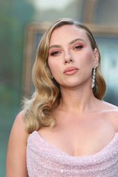 Scarlett Johansson Dazzles at Jurassic World Premiere