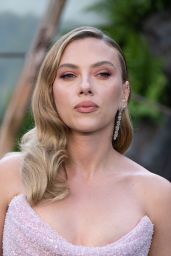 Scarlett Johansson Dazzles at Jurassic World Premiere