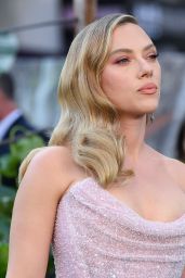 Scarlett Johansson Dazzles at Jurassic World Premiere