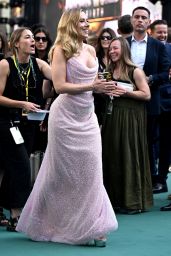 Scarlett Johansson Dazzles at Jurassic World Premiere