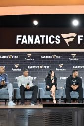 Sunisa Lee: Fanatics Fest NYC Power Pose
