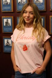Sydney Sweeney Honored at Boxing Hall of Fame Induction Ceremony